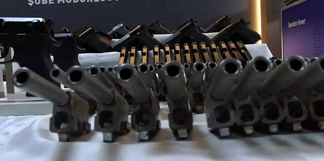 Oyuncak dükkanının alt katına inen polisin ağzı açık kaldı! Şehrin göbeğinde üretim atölyesi kurmuşlar 8